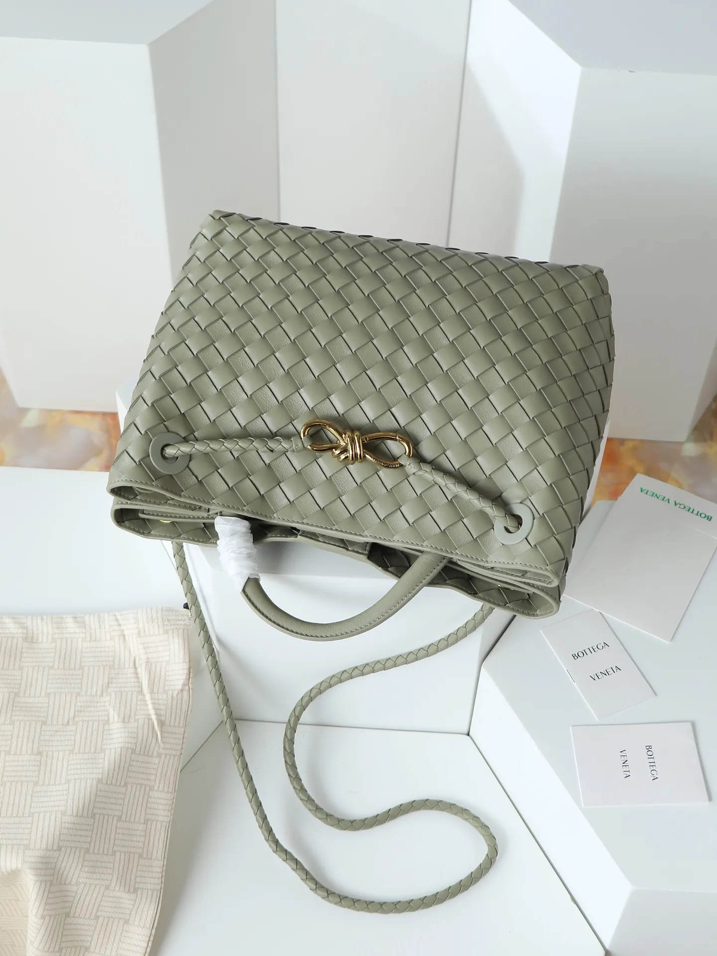 1550. Andiamo is shipping‼ ️Really popular🔥The new Andiamo woven handbag launched by Bottega Veneta this season is really popular all over the world! ! Celebrities at home and abroad have worn it, and Oscar-winning actress Michelle Yeoh has taken it out on the street. Song Jia, Trai Yala, Yu Feihong, Sanji Ayaka, Rosie Hunting-Whiteley, Yoshioka Riho, etc. have all worn this bag. It is classic and versatile and shows off your temperament, and the bag capacity is also large, which is very convenient for daily commuting! ! A variety of carrying methods, the shoulder straps can be adjusted by yourself, the original lambskin feels soft and delicate, and the unisex style breaks gender boundaries and brings a more practical and longer-lasting use experience. Andiamo, which has both elegant and casual styles, perfectly interprets the true appearance of "fashionable old money style". Style number: 766016 Size: 32*24*12